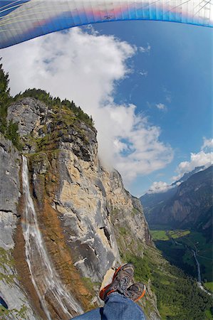 Suisse, Oberland bernois, Mürren. Un parapente, succédant à la vue sur les Alpes de Mürren. Photographie de stock - Rights-Managed, Code: 862-03354743