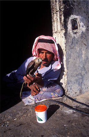siria - Local Bedouin with captured kestrel Foto de stock - Con derechos protegidos, Código: 862-03354764