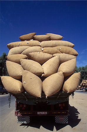 Gouvernement de lancer le camion transportant les cultures de coton à l'entrepôt central Photographie de stock - Rights-Managed, Code: 862-03354761