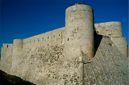 Probably the most celebrated of Crusader castles,the 12th century fortress,Krak des Chevaliers [aka Qalaat al-Husn],was built by the Knights Hospitaller and occupied a prime strategic position. Fotografie stock - Rights-Managed, Codice: 862-03354775