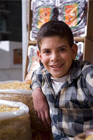 simsearch:862-03360228,k - A young boy at his stall in the souq in Damascus,Syria Foto de stock - Direito Controlado, Número: 862-03354795