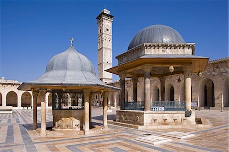 simsearch:862-03360405,k - The Great Mosque in Aleppo was founded in the 8th century,although the minaret,dating from 1080,is the oldest surviving part today. Foto de stock - Con derechos protegidos, Código: 862-03354811