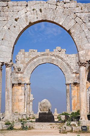 Les ruines de la Basilique de St Siméon le stylite l'aîné dans les collines près d'Alep. St Simeon se trouvait au sommet d'un pilier pendant 30 ans jusqu'à sa mort en 459AD. La basilique a été construite autour de la colonne, les vestiges sont encore visibles. Photographie de stock - Rights-Managed, Code: 862-03354827