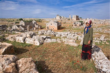 La ville morte de Serjilla, une des plusieurs villes byzantines, dont les bâtiments remarquablement bien préservés parsèment le paysage dans la vallée de l'Oronte en Syrie occidentale du Nord. Photographie de stock - Rights-Managed, Code: 862-03354835