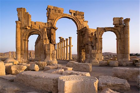 ruin - The spectacular ruined city of Palmyra,Syria. The city was at its height in the 3rd century AD but fell into decline when the Romans captured Queen Zenobia after she declared independence from Rome in 271. Stock Photo - Rights-Managed, Code: 862-03354869