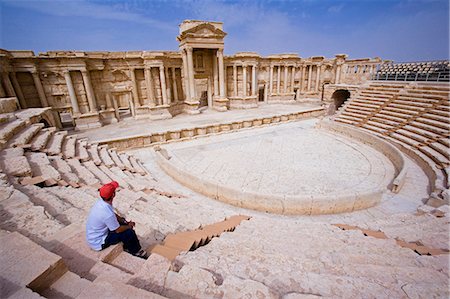 simsearch:862-03365841,k - Le théâtre de la ville de ruine spectaculaire de Palmyra, Syrie. La ville atteignit son apogée au 3e siècle après Jésus-Christ, mais est tombé en déclin quand les Romains ont capturé Reine Zenobia après que elle a déclaré son indépendance de Rome en 271. Photographie de stock - Rights-Managed, Code: 862-03354874