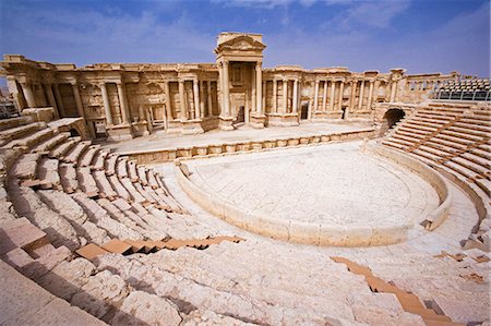 simsearch:862-03365841,k - Le théâtre de la ville de ruine spectaculaire de Palmyra, Syrie. La ville atteignit son apogée au 3e siècle après Jésus-Christ, mais est tombé en déclin quand les Romains ont capturé Reine Zenobia après que elle a déclaré son indépendance de Rome en 271. Photographie de stock - Rights-Managed, Code: 862-03354875