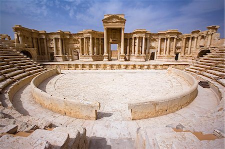 simsearch:862-03365841,k - Le théâtre de la ville de ruine spectaculaire de Palmyra, Syrie. La ville atteignit son apogée au 3e siècle après Jésus-Christ, mais est tombé en déclin quand les Romains ont capturé Reine Zenobia après que elle a déclaré son indépendance de Rome en 271. Photographie de stock - Rights-Managed, Code: 862-03354876