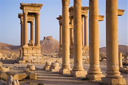 siria - The spectacular ruined city of Palmyra,Syria. The city was at its height in the 3rd century AD but fell into decline when the Romans captured Queen Zenobia after she declared independence from Rome in 271. Foto de stock - Con derechos protegidos, Código: 862-03354871