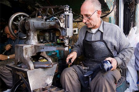 siria - A cobbler on the edge of the Old City,Damascus,Syria Foto de stock - Con derechos protegidos, Código: 862-03354895