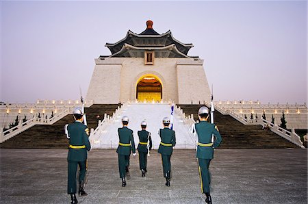 Chiang Kai-shek Memorial Hall guards at evening flag changing ceremony Foto de stock - Con derechos protegidos, Código: 862-03354934