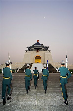 Chiang Kai-shek Memorial Hall guards at evening flag changing ceremony Foto de stock - Con derechos protegidos, Código: 862-03354933