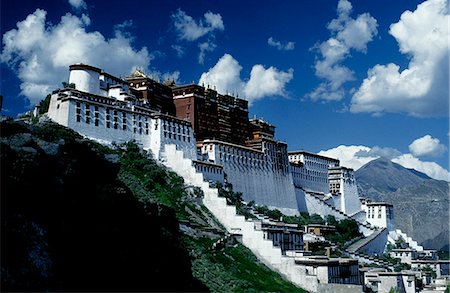 simsearch:862-03354991,k - Lhasa's landmark,the 17th century Potala Palace,crowns 130 meter high Marpo Ri,or Red Hill and served mainly as the Dalai Lama's winter residence as well as the seat of Tibetan Government. Foto de stock - Direito Controlado, Número: 862-03354989