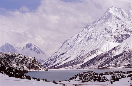 Tibet,Kham,Rawok Lake. 6000 metre plus peaks of the Kangri Karpo range soar above this lofty lake in the Tibetan Himalayas. Foto de stock - Direito Controlado, Número: 862-03355007