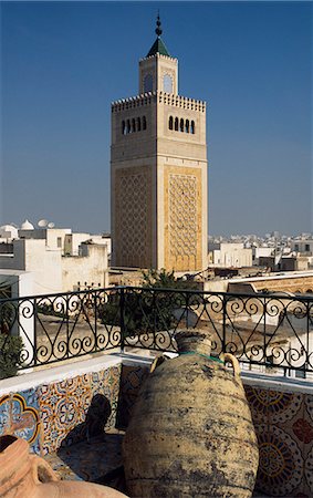 View across the medina towards the 19th century minaret of the Jemmaa Zitouna or Great Mosque Foto de stock - Con derechos protegidos, Código: 862-03355019