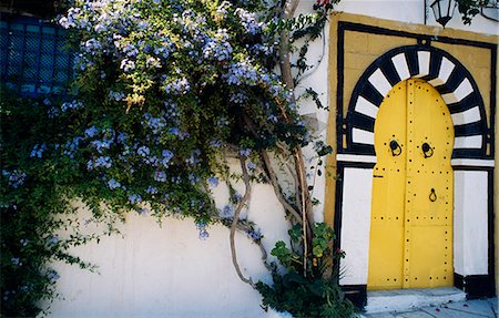 simsearch:862-03889898,k - Tunisie, Tunis, Sidi Bou Saïd. Une ouverture de porte décoratif d'une maison privée. Cette ville magnifiquement préservée est devenue une retraite de fin de semaine pour les riches tunisiens et a ses origines dans le tombeau et zaouia ou séminaire, d'un homme Saint du 13ème siècle. Photographie de stock - Rights-Managed, Code: 862-03355024