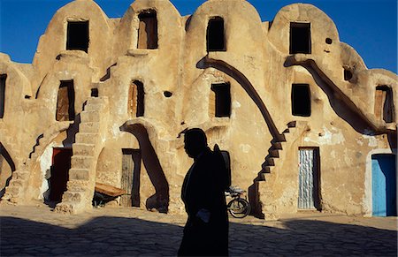 Tunisie, Médenine. Parmi les plus importants si les villes de marché berbère du Sud ksar de Medenine, ou grenier fortifié, était autrefois un des plus grands et miel-peigné avec 8000-ghorfas, ou des cellules de stockage des céréales et des objets de valeur. Seuls quelques-uns sont encore utilisés aujourd'hui. Photographie de stock - Rights-Managed, Code: 862-03355028