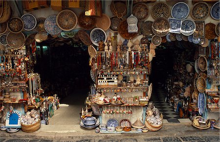 Market stalls sell ceramics,jewellery and bric a brac in the medina Fotografie stock - Rights-Managed, Codice: 862-03355021