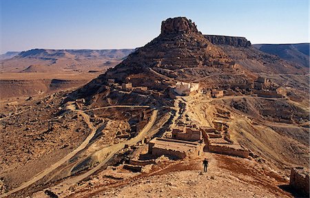 Tunisia,Guermessa. The ancient and now much ruined Berber village of Guermessa stands testament to a now faded way of life. Built on a barren spur of the Jebel Haouaia,it was once topped by a small hill-top fortress. Foto de stock - Con derechos protegidos, Código: 862-03355036