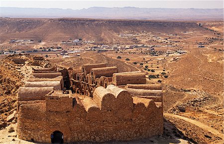 Tunisie. Un bel exemple d'un ksar, ou grenier fortifié, montrant son tonneau voûtée, toits, murs blanches et cour centrale. Abandonné en 1973, quelques travaux de restauration de base a assuré la survie immédiate de ksar. Photographie de stock - Rights-Managed, Code: 862-03355037