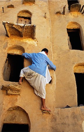 simsearch:862-03364799,k - Tunisia,Jebel Abiadh. This restored ksar,or fortified granary,is amongst Tunisia's finest examples of this type of architecture. Hundreds of ghorfas,or storage cells,are reached by protruding steps. Foto de stock - Con derechos protegidos, Código: 862-03355039