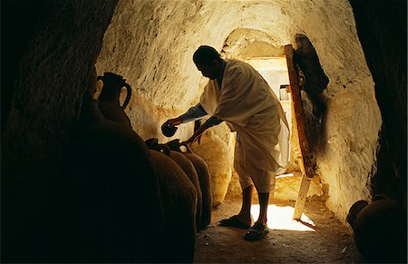 Tunisie, Jebel Abiadh. Ce ksar restauré ou grenier fortifié, est parmi les plus beaux exemples de la Tunisie de ce type d'architecture. Centaines de ghorfas, ou des cellules de stockage, traditionnellement confrontés aux portes de bois de palmier. Photographie de stock - Rights-Managed, Code: 862-03355040