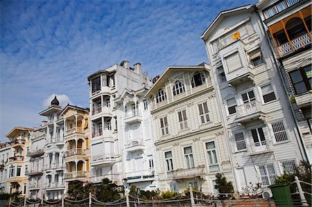 Traditional wooden houses in Arnavutkoy,one of Istanbul's Bosphorus Villages. Foto de stock - Direito Controlado, Número: 862-03355075