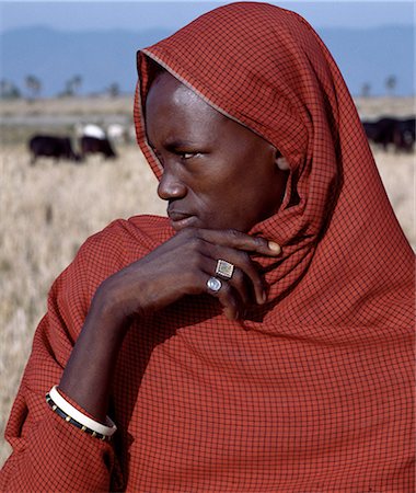 stammesfrau - A young Datoga man tends his family's livestock on the plains east of Lake Manyara in Northern Tanzania.The Datoga (known to their Maasai neighbours as the Mang'ati and to the Iraqw as Babaraig) live in northern Tanzania and are primarily pastoralists.. Foto de stock - Con derechos protegidos, Código: 862-03355121