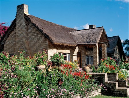 Gibbs Farm, une ferme au toit de chaume située dans un beau jardin sur une exploitation agricole dans les régions montagneuses du sud de la Tanzanie. Photographie de stock - Rights-Managed, Code: 862-03355227