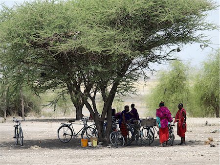 simsearch:862-03808671,k - Hommes Maasai garer leur vélo à l'ombre d'un Acacia avant d'aller à un marché en plein air dans le nord de la Tanzanie. Photographie de stock - Rights-Managed, Code: 862-03355230