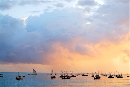 simsearch:862-05999588,k - Ostafrika; Tansania; Zanzibar. Ein dau ist eine traditionelle arabische Segelschiff mit einem oder mehreren Lateen Segel. Es dient in erster Linie entlang der Küsten von der arabischen Halbinsel, Indien und Ostafrika. Stockbilder - Lizenzpflichtiges, Bildnummer: 862-03355274
