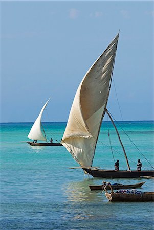 simsearch:862-03364320,k - East Africa; Tanzania; Zanzibar. A dhow is a traditional Arab sailing vessel with one or more lateen sails. It is primarily used along the coasts of the Arabian Peninsula,India,and East Africa. Foto de stock - Con derechos protegidos, Código: 862-03355273