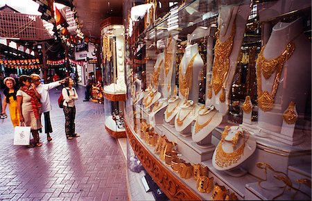 simsearch:862-03360228,k - Many tourists in Dubai take advantage of its vast array of gold jewellery at the Gold Souq. Foto de stock - Direito Controlado, Número: 862-03355336