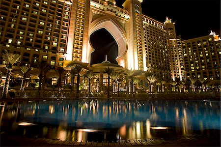 simsearch:862-07911097,k - United Arab Emirates,Dubai,The Atlantis Palm Hotel. The main facade of the hotel illuminated at night Fotografie stock - Rights-Managed, Codice: 862-03355363