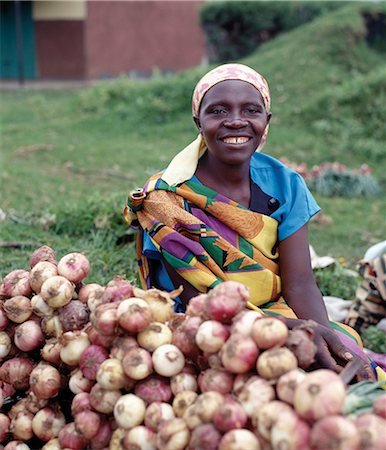 simsearch:862-03365275,k - Le marché bihebdomadaire à Kisoro est une ruche d'activité avec des femmes qui vendent leurs produits agricoles aux marchands venus de toute l'Ouganda. Photographie de stock - Rights-Managed, Code: 862-03355434