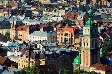 Blick auf Altstadt und Virgin Marys Himmelfahrt Kirche Glockenturm aus Burgberg. Lviv ist eine Großstadt im Westen der Ukraine. Das historische Stadtzentrum ist auf der UNESCO-Weltkulturerbe und hat viele architektonische Wunder und Schätze. Stockbilder - Lizenzpflichtiges, Bildnummer: 862-03355440