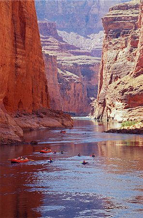 río colorado - USA,Arizona,Grand Canyon. Kayaks and rafts on the Colorado River pass through the inner canyon. Foto de stock - Con derechos protegidos, Código: 862-03355462