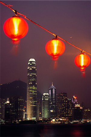 Chinese lanterns light the foreshore of Victoria Harbour looking across to the skyscrapers of Hong Kong Island. Foto de stock - Con derechos protegidos, Código: 862-03350954