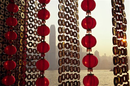 simsearch:862-03350947,k - Ein Vorhang von Chinese New Year Dekorationen Rahmen einen Blick auf den Victoria Harbour von Tsim Sha Tsui, in Hongkong. Stockbilder - Lizenzpflichtiges, Bildnummer: 862-03350953