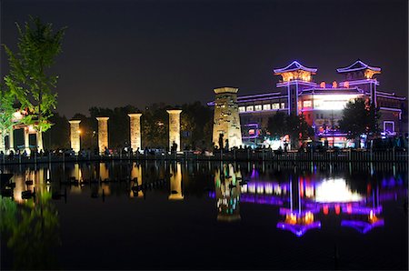 shaanxi province - Un bâtiment de style chinois se reflète dans un lac au parc de la grande pagode de l'OIE, Province de Shaanxi, Chine Photographie de stock - Rights-Managed, Code: 862-03351066