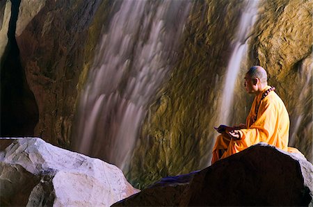 picture of monk - Un moine démontrant la méditation à la musique Zen Shaolin grande cérémonie, Shaolin, Province de Henan, Chine Photographie de stock - Rights-Managed, Code: 862-03351083