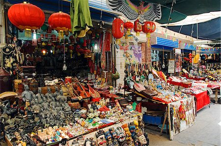 Tourist market in the Muslim Quarter,home to the city's Hui community,Xian City,Shaanxi Province,China Foto de stock - Con derechos protegidos, Código: 862-03351103