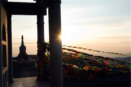 simsearch:400-05888475,k - La Chine, Shanxi Province, Wutaishan. Lever du soleil sur un stupa du monastère et la prière drapeaux sur Yedou Peak (3058m) à Wutaishan (cinq terrasse montagne) de quatre sacrés bouddhiste chaînes de montagnes Chine. Photographie de stock - Rights-Managed, Code: 862-03351160