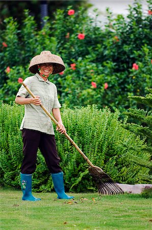 China,Hainan Province,Hainan Island,Sanya City. Nantian Hot Spring Resort - a Gardener tending the lawns. Foto de stock - Direito Controlado, Número: 862-03351208