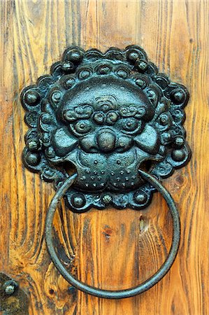 China,Hainan Province,Hainan Island,Hainan. Wuzhishan city - Hainan Minority Museum - ornamental door knocker. Foto de stock - Direito Controlado, Número: 862-03351221