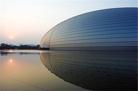 simsearch:862-05997259,k - Chine, Beijing. Coucher de soleil sur le Grand Théâtre Opéra National aussi connu comme The Egg conçu par l'architecte français Paul Andreu et faite avec verre et titane (ouvert le 25 septembre 2007). Photographie de stock - Rights-Managed, Code: 862-03351235