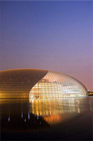 simsearch:862-05997259,k - Chine Beijing The Grand Théâtre Opéra National également connu sous le nom The Egg conçu par l'architecte français Paul Andreu et faite avec verre et titane a ouvert le 25 septembre 2007. Photographie de stock - Rights-Managed, Code: 862-03351239