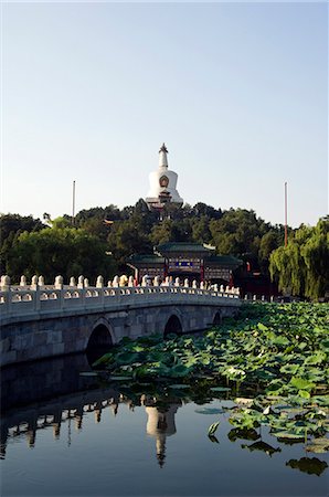 Chine, Beijing, le parc Beihai. Dagoba blanc Baitai sur l'îlot de Jade a été construit en 1651 pour une visite du Dalaï-Lama. Photographie de stock - Rights-Managed, Code: 862-03351273
