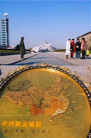 simsearch:862-03351488,k - Chine, Beijing, China Millenium Monument. Musée d'art - une plaque de la Chine à l'entrée du monument. Photographie de stock - Rights-Managed, Code: 862-03351302