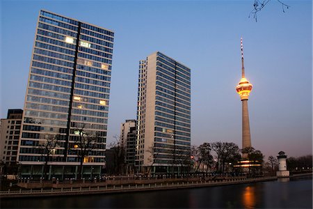 embankment - Chine, Beijing. Tour de la CCTV (China Central Television). Photographie de stock - Rights-Managed, Code: 862-03351316